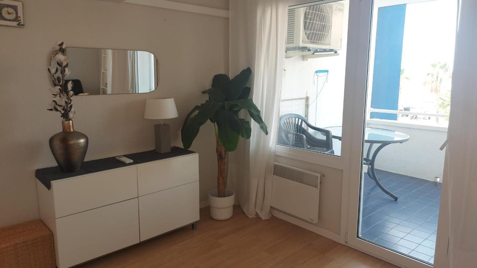 Puerto Deportivo Beachfront: Renovated Seaside Retreat Hospitalet De L'Infant Exterior photo