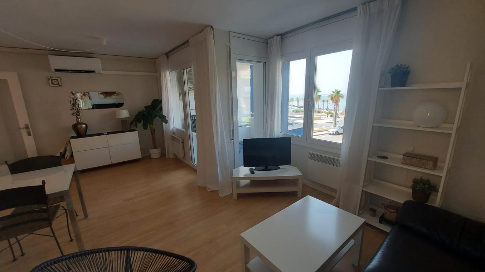 Puerto Deportivo Beachfront: Renovated Seaside Retreat Hospitalet De L'Infant Exterior photo